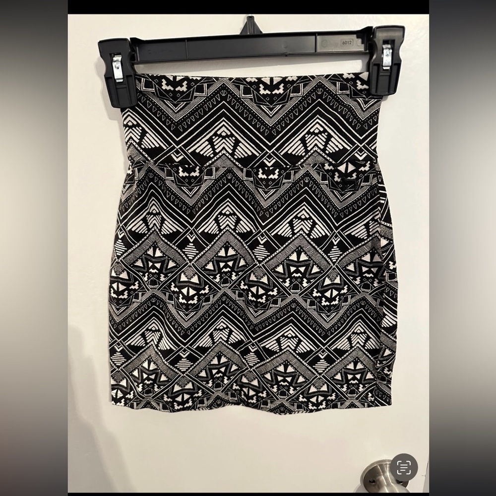 Size small Victoria’s Secret Pink Aztec Mini Skirt, black and white